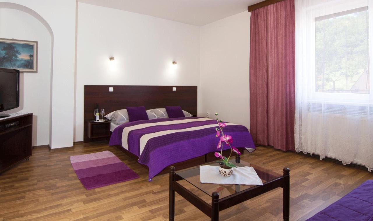 尤克劳馥退休金酒店 Kurdějov 外观 照片